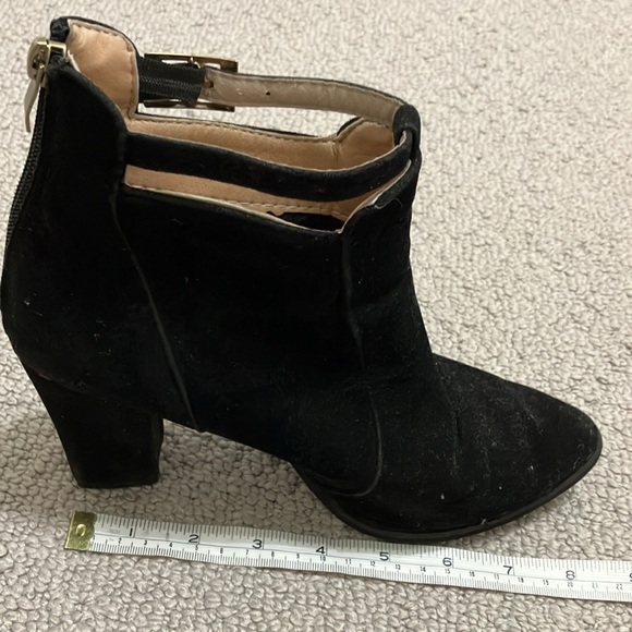 Women Buckle Decor Point Toe Chunky Heeled Fashion Boots - Picture 6 of 6